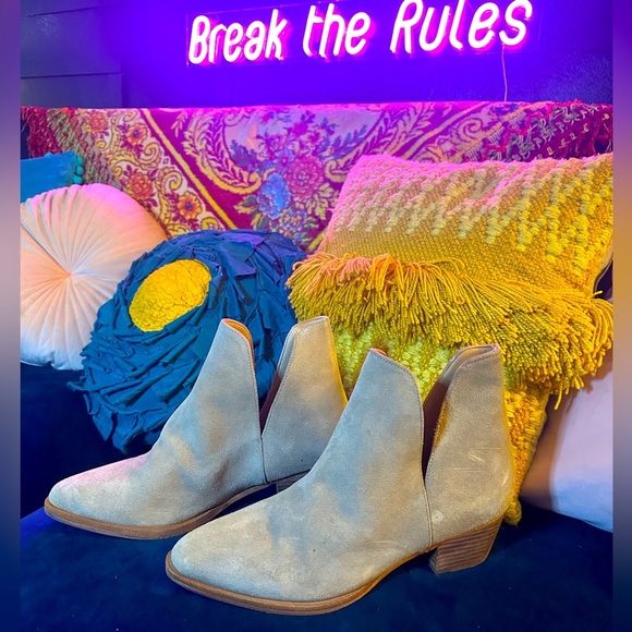 FREE PEOPLE tan suede cut out bootie sz 39 8.5 or 9 - Picture 1 of 4